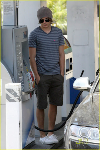 zac-efron-pump-up-02.jpg