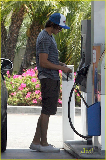 zac-efron-pump-up-03.jpg