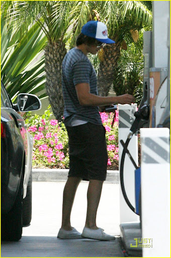 zac-efron-pump-up-06.jpg