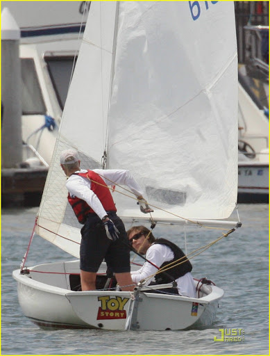 zac-efron-sets-sail-08.jpg