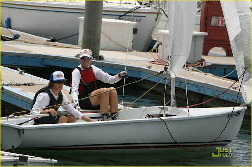 zac-efron-sets-sail-01.jpg