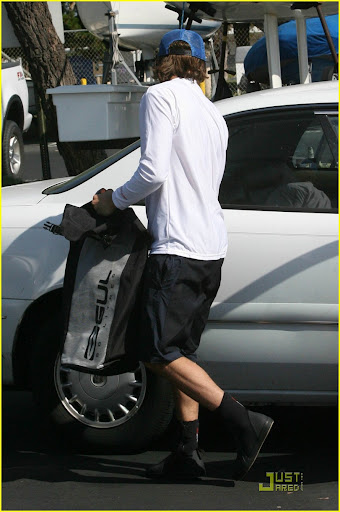 zac-efron-sets-sail-02.jpg