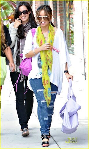 brenda-song-kitson-cute-01.jpg