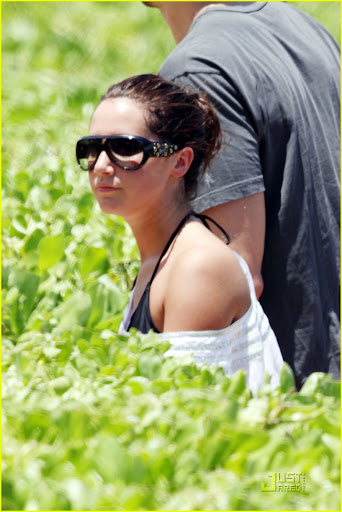 ashley-tisdale-scott-speer-hawaii-04.jpg