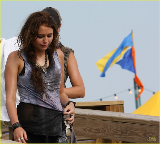 miley-cyrus-listen-lullabies-04.jpg