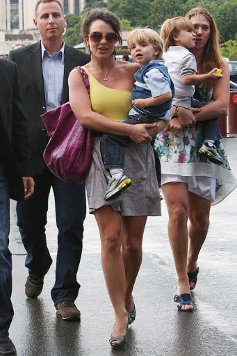 gallery_main-britneyspears-kids-france13.jpg
