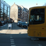 Østbanetorvet - De parkerede biler kan gøre det svært for de venstresvingende bilister at se cyklisterne, der kører ned ad bakken på Østboulevarden.
