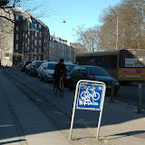 Østbanetorvet - Risikoen for at ramme en bildør, som bliver åbnet pludseligt, får nogle cyklister til at køre tæt på kantstenen.