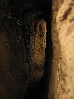 descendre ces escaliers avec seulement une torche pour séclairer ... brrr