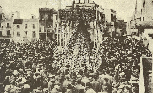 Fotografía del Siglo XX: La Esperanza de Triana en la Semana Santa de 1915