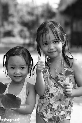 Kuala Gandah Elephant Sanctuary - Girls give thumbs up