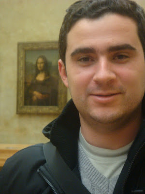 Ao lado de Mona Lisa no Museu do Louvre