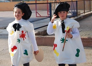 Jugar y Colorear: Disfraz de pintor para escolares con bolsas de basura