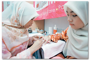 MENATA rias kuku juga antara khidmat rawatan yang ditawarkan di salon mini ini.