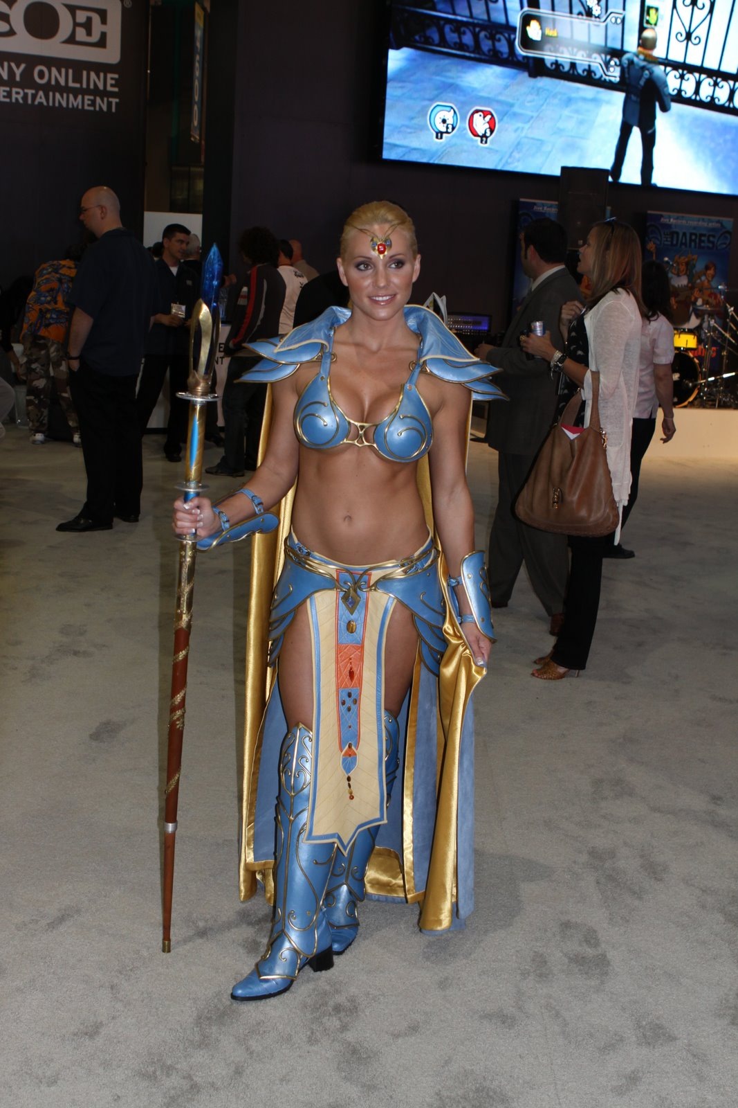 [e3-booth-babes (13)[2].jpg]