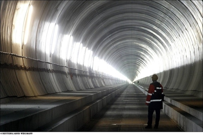 longest-rail-tunnel (2)