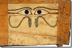 IMMAGINE GUIDA_Particolare Sarcofago anonimo Gli occhi di udjat Legno dipinto Assiut Primo periodo Intermedio Scavi Schiaparelli 1908