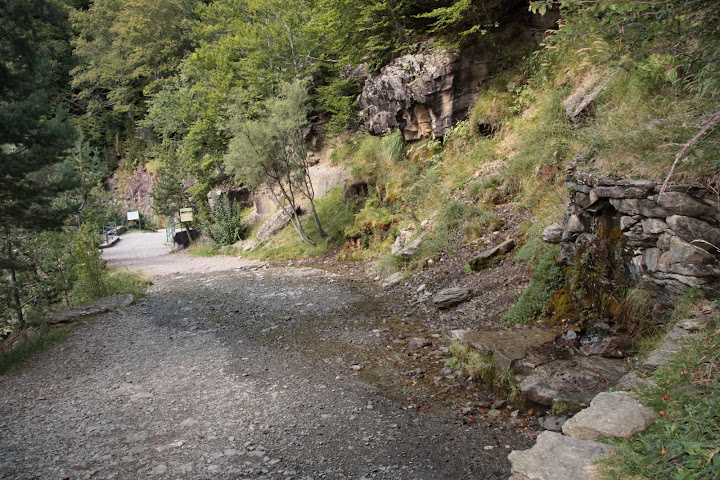 Bergwater uit de rotsen.