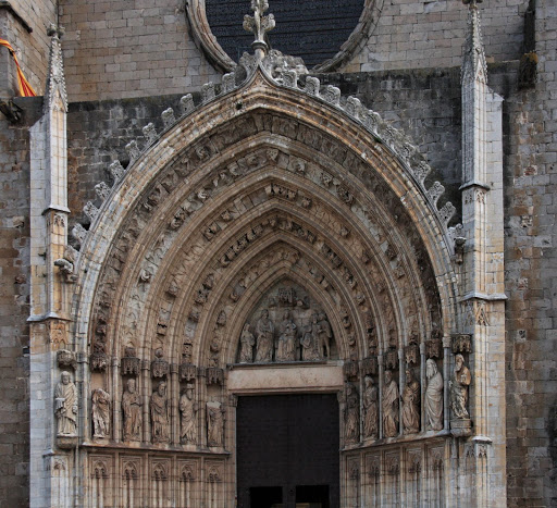 Mooie ingang van de kerk.