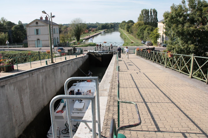 Na twee sluizen kunnen ze weer verder.