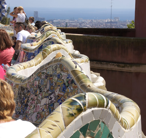 De bankjes rond het bovenplein.
