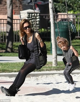 [jessica alba and her daghter honor[5].jpg]
