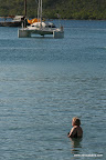 bateau au mouillage avec Joe au premier plan