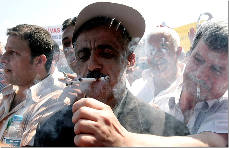 TOPSHOTS-TURKEY-SMOKING-DEMONSTRATION