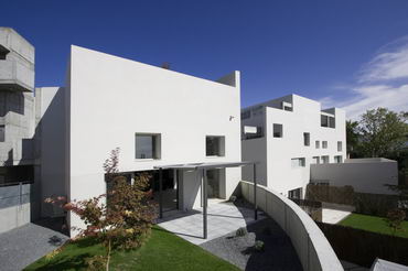 terraza ajardinada de  un piso en aravaca. forma parte de un edificio premiado en asprima como la mejor promoci&oacute;n de 2009. Cada vivienda es diferente y todas ellas tienen acceso al jard&iacute;n desde el exterior. El proyecto de arquitectura ha generado el valor a&ntilde;adido de esta promoci&oacute;n 