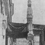 Giglio dell'Ortolano in sosta nel vicoletto tra il municipio e il palazzo che separava la piazza del Duomo da via G. Bruno abbattuto poi nell'estate dello stesso anno; anno 1933.