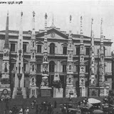 Gigli schierati in piazza Duomo dopo la festa; anno 1937.