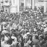 Un comitato fa festa nella piazza del Duomo; anno 1950.