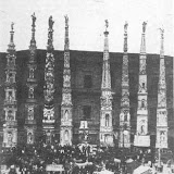 Gigli schierati in piazza Duomo; fine 1800.
