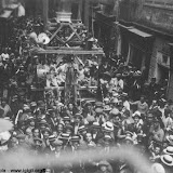 Un Giglio spogliato balla nel corso Tommaso Vitale; inizio 1900