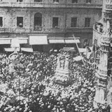 Giglio del Beccaio "spezzato" che balla regolarmente in piazza Duomo; anno 1923