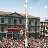 Il Giglio del Calzolaio mentre si esibisce in piazza del Duomo; anno 2001.