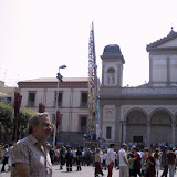 Inizia l'esibizione del Giglio dell'Ortolano in piazza Duomo; annno 2002.