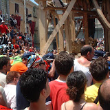 Particolare della base del Giglio del Calzolaio mentre si posizione in piazza del Duomo per la benedizione; anno 2003.