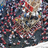 Giglio del Bettoliere mentre esegue una girata  in piazza Calabrese, foto 2. Da notare come l'esecuzione non sia perfetta in quanto il gigli non viene fatto girare introno lo stesso asse (vedi foto 1); anno 2005.