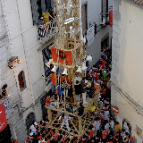 Il Giglio del Bettoliere entra via Tanzillo. Da notare come per via dello stretto ingresso i "varrelli" laterali sono stati retratti permettendo ad un solo "cullatore" di posizionarsi invece di tre - foto 1; anno 2005.