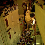 La Barca chiusa a conchiglia per permettere il passaggio per le strade del centro storico risale via Merliano; anno 2005.