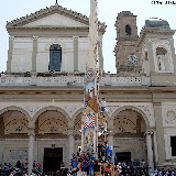 Giglio del Panettiere balla davanti al Duomo; anno 2006.