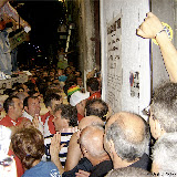 Particolare della paranza del Giglio del Calzolaio (paranza nolana Pollicino) impegnata nella "Girata Carceri"; anno 2006.