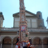 Il Giglio del Beccaio mentre balla davanti al Duomo; anno 2004.