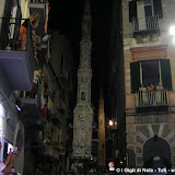 L'Ortolano e il Salumiere aspettano il transito degli altri Gigli fermi in via Tasillo; anno 2004.