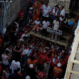 La paranza nolana Risorgimento attende l'ordine per posare il Giglio prima dell'ingresso in piazza Calabrese (For' 'o Salvatore); anno 2005.