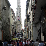 Il Giglio del Bettoliere riceve il tradizionale dono del vescovo dal paniere calato dal balcone della palazzo vescovile dopo la ballata in suo onore; anno 2005.