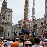 Il Giglio del Beccaio costeggia il lato destra della piazza del Duomo dove sono già in sosta gli ultimi tre gigli; anno 2007.