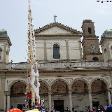Fa il suo ingresso in piazza del Duomo il Giglio del Panettiere; anno 2007.