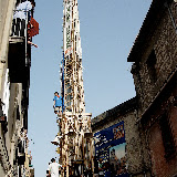 Il Giglio del Salumiere in sosta dopo il tradizionale saluto al vescovo e aver ricevuto il paniere con il vino in dono; anno 2007.